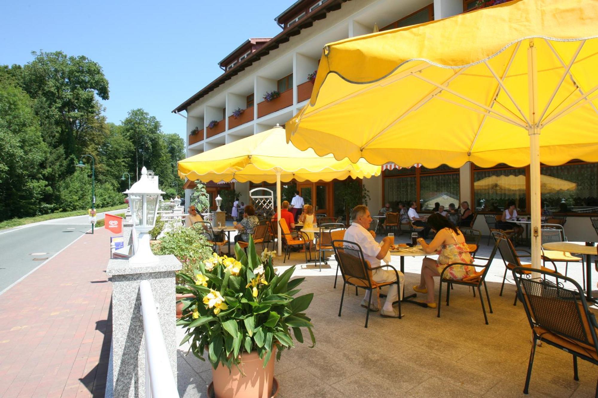 Hotel Zum Kastell Bad Tatzmannsdorf Esterno foto